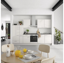 Cuisine claire avec placards intégrés, table à manger et chaises au design moderne