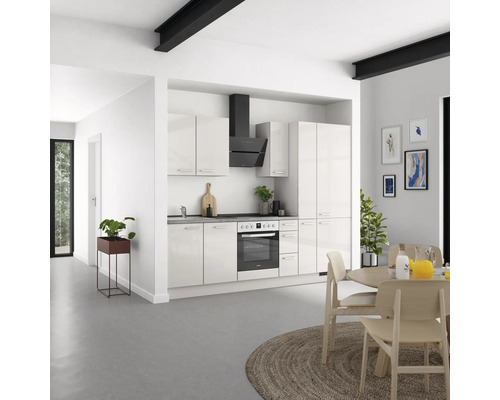 Espace de vie lumineux avec cuisine moderne, table à manger et décoration