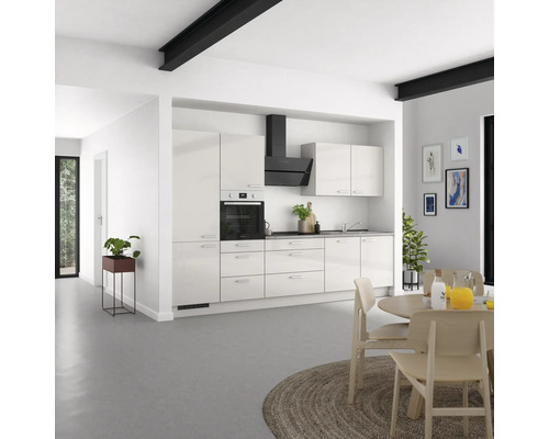 Cuisine claire avec kitchenette, hotte aspirante et table à manger au design moderne