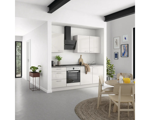 Cuisine lumineuse avec kitchenette, hotte aspirante, table à manger et décoration