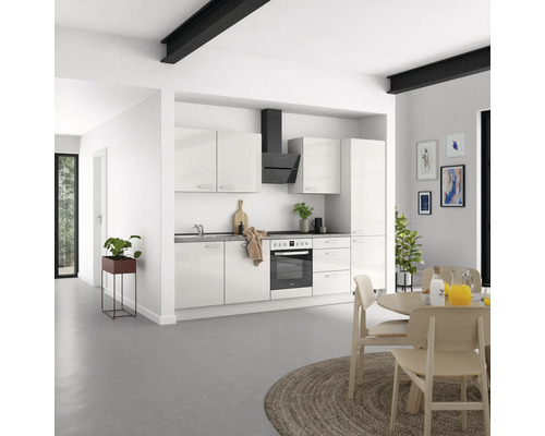 Cuisine lumineuse avec kitchenette, hotte aspirante et coin repas