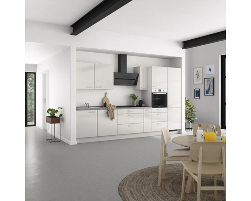 Cuisine claire avec appareils intégrés et table à manger