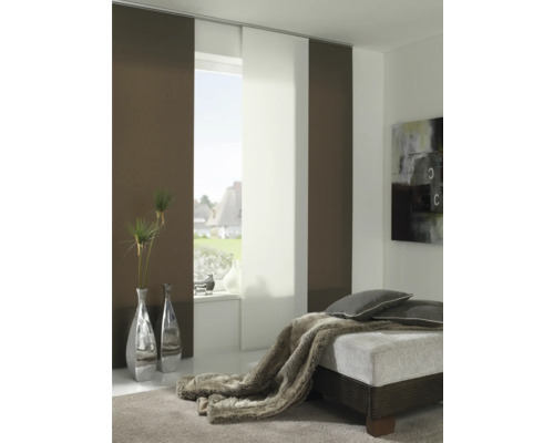 Salon avec rideaux coulissants pour la décoration des fenêtres