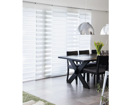 Salle à manger avec rideaux coulissants et table à manger