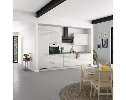 Cuisine lumineuse avec kitchenette, hotte aspirante et table à manger