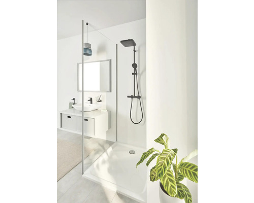 Salle de bain moderne avec douche, lavabo et miroir