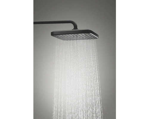 Pomme de douche carrée avec eau qui coule