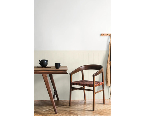 Salle à manger avec table en bois, chaise et panneaux muraux