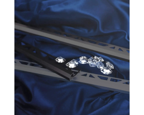 Profilés de carrelage et pierres décoratives sur tissu