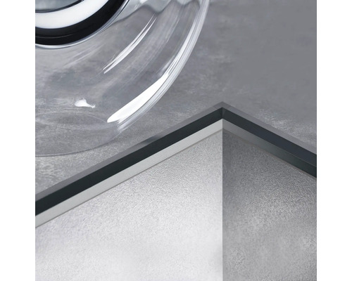 Vue détaillée d''un caniveau de douche avec couvercle en verre