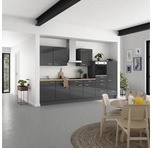 Cuisine moderne avec armoires grises, plans de travail en bois et table à manger avec chaises