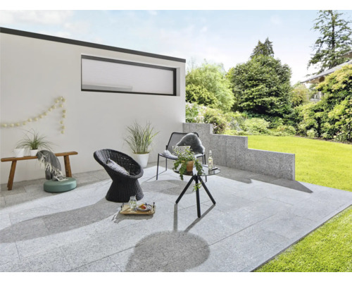 Terrasse mit Gartenmöbeln, Pflanzen und Granitfliesen