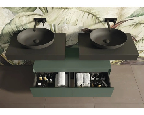 Modernes Badezimmer mit Doppelwaschtisch, Unterschrank und Accessoires