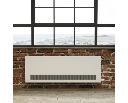 Radiateur plat sur un mur de briques sous une fenêtre