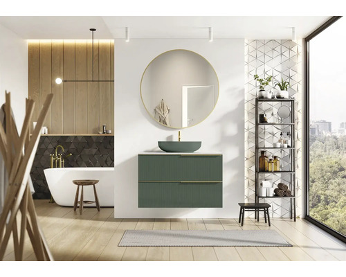 Salle de bain avec lavabo, miroir, baignoire et étagère