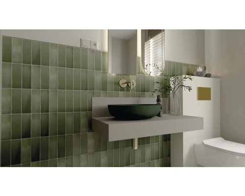 Salle de bains avec carrelage vert, vasque à poser et miroir