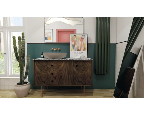 Badezimmer mit Waschtischunterschrank, Spiegel, Heizkörper und Kaktus