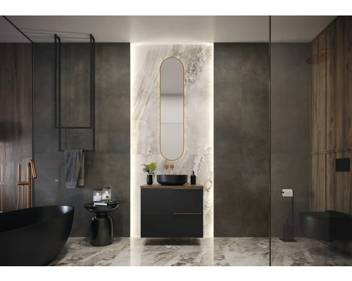 Salle de bain moderne avec lavabo, miroir et baignoire.