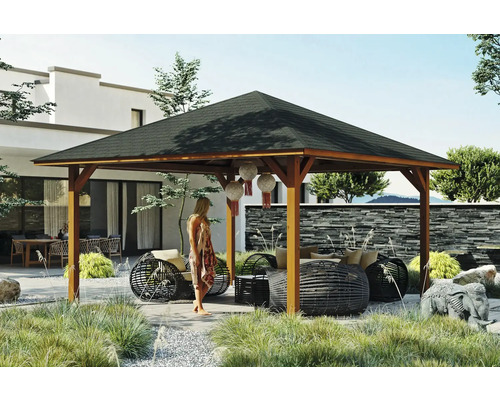 Pavillon SKAN HOLZ Cannes Taille 3 504 x 504 cm noyer Pavillon carré en bois avec toit foncé dans un jardin paysager.