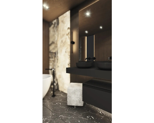 Salle de bains moderne avec double vasque, miroir et baignoire