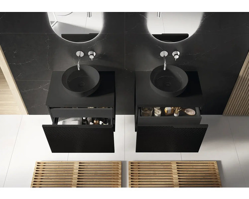 Salle de bain avec deux lavabos, meubles sous-lavabos et miroirs