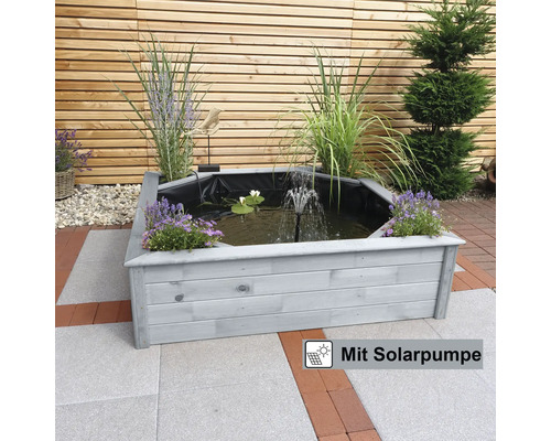 Bassin en bois avec pompe solaire, plantes aquatiques et plantation de bordure