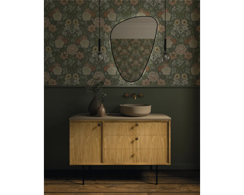 Badezimmer mit Blumentapete, Waschtischunterschrank, Aufsatzwaschbecken und Spiegel