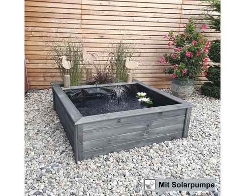 Quadratischer Gartenteich aus Holz mit Solarbetriebener Pumpe und Dekoration