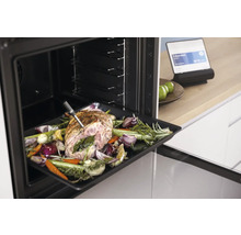 Braten mit Gemuese und Bratenthermometer im Ofen