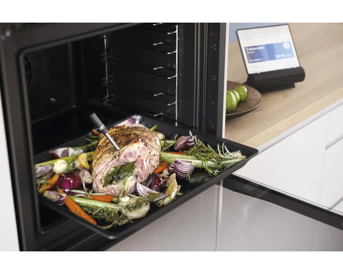 Braten mit Gemuese und Bratenthermometer im Ofen