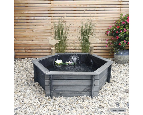 Bassin hexagonal en bois avec pompe et nénuphars dans le jardin