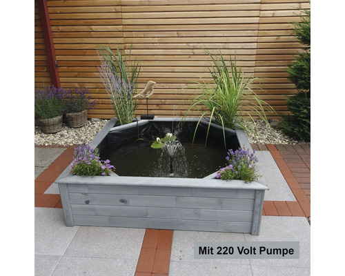 Gartenteich mit Holzeinfassung, Teichfolie, Wasserpumpe und Dekoration