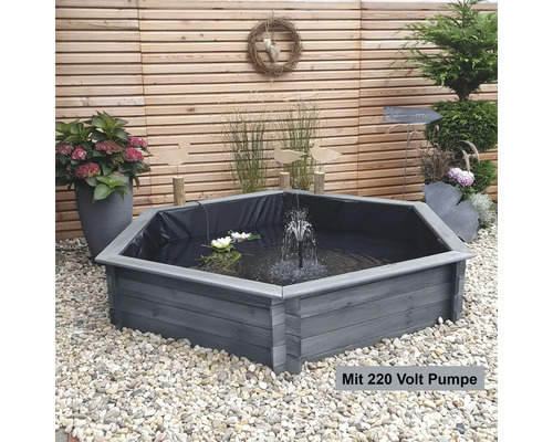 Holzhochbeet mit Teichfolie, Wasserpumpe und Dekoration im Garten