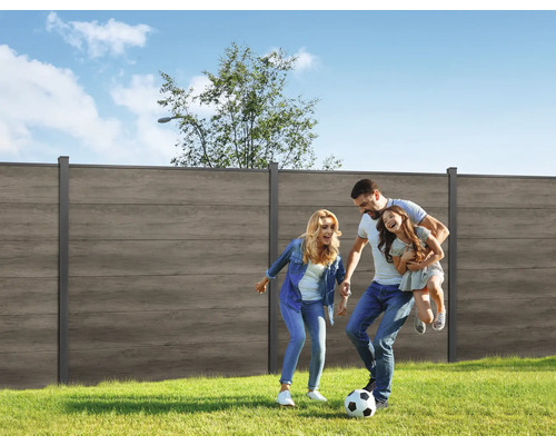 Familie spielt Fußball im Garten mit Sichtschutzzaun