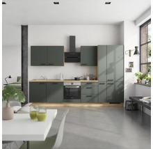 Moderne Küche mit Küchenschränken, Dunstabzugshaube und Elektroherd in einem hellen Raum.