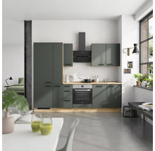 Cuisine claire avec kitchenette, armoires suspendues et hotte aspirante au design moderne
