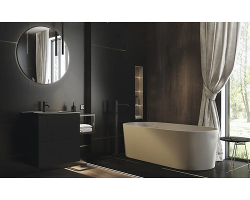 Modernes Badezimmer mit Badewanne, Waschtisch, Spiegel und Fenster