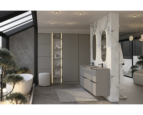 Helles Badezimmer mit Badewanne, Waschtisch, Spiegeln und Regalen für ein modernes Design