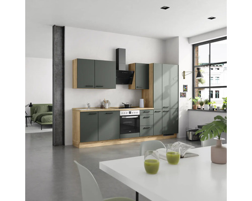 Moderne Küche mit grauen Schränken und Holzelementen in einem hellen Raum.