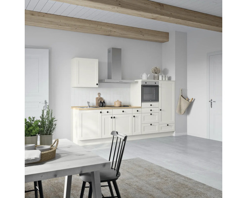 Cuisine claire avec détails en bois et table à manger