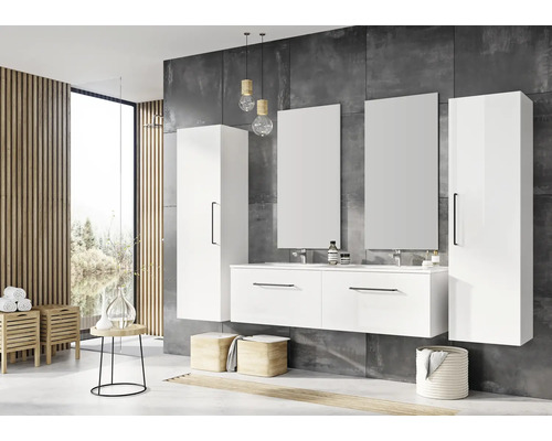 Modernes Badezimmer mit Waschtisch, Spiegeln und Hochschränken in Weiß sowie dekorativen Elementen.