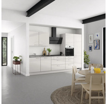 Cuisine lumineuse avec armoires de cuisine, hotte aspirante et table à manger dans un espace moderne.