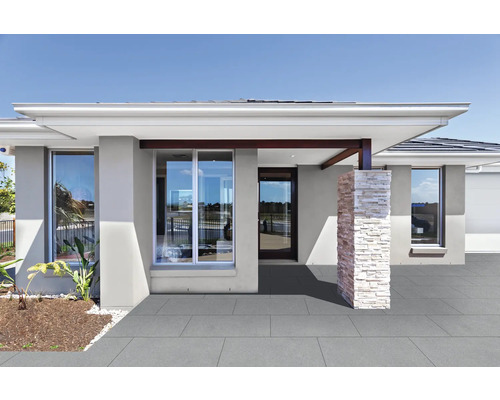 Vorderansicht eines modernen Hauses mit Steinsäule und grossen Fenstern