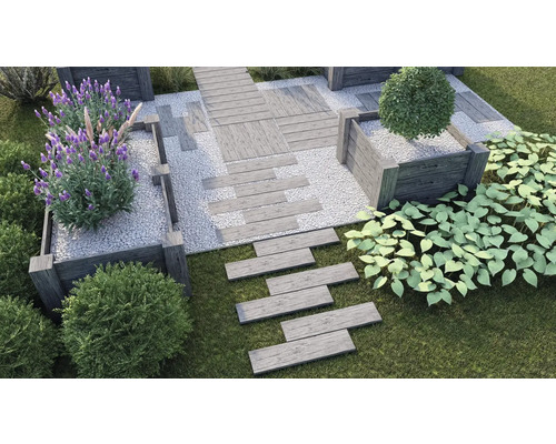 Aménagement paysager de jardin avec chemin en bois, surface de gravier et plantations