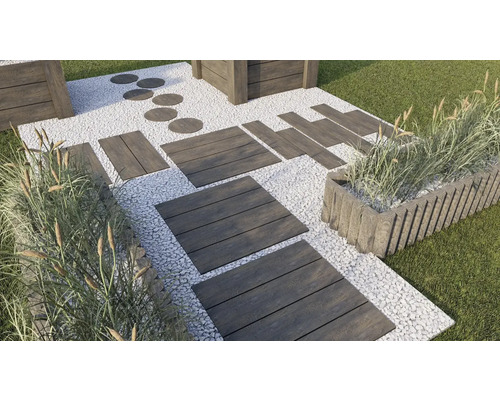 Gartenszene mit Holzwegplatten, Kiesweg und bepflanzten Hochbeeten