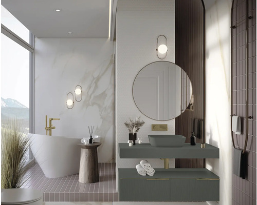 Salle de bain moderne avec baignoire, lavabo, miroir et éclairage