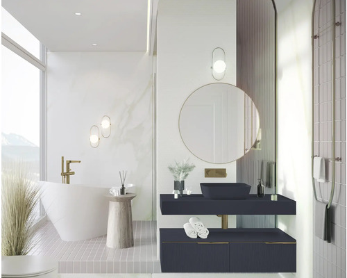 Salle de bain lumineuse avec baignoire, meuble-lavabo avec miroir et porte-serviettes