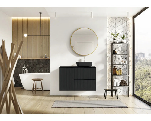Modernes Badezimmer mit schwarzem Waschtisch, Spiegel, Badewanne und Regal.