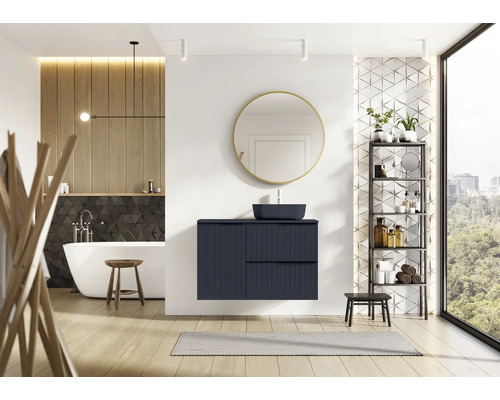 Salle de bain moderne avec meuble-lavabo, miroir, étagère et baignoire