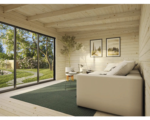 Innenansicht eines Holzhauses mit Wohnbereich, Sofa, Teppich und Blick in den Garten